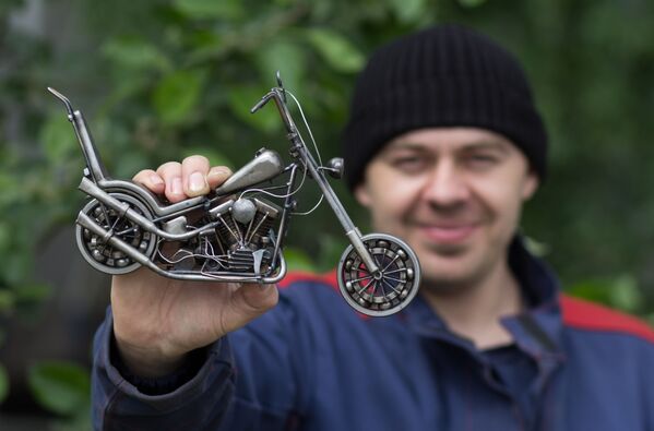 الحرفي الروسي ستانيسلاف تشيرنوفاسيلينكو يعرض نسخة مصغرة من دراجة نارية  من طراز هارلي ديفيدسون إيزي رايدر مستوحاة من فيلم كابتن أمريكا - سبوتنيك عربي