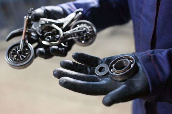 الحرفي الروسي ستانيسلاف تشيرنوفاسيلينكو يعرض نسخ مصغرة من الدراجات النارية في ورشة عمله - سبوتنيك عربي