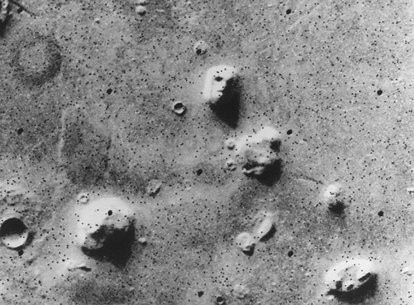 الصورة الشهيرة الوجه (The Face) - التقطتها المركبة الفضائية فايكينغ 1، وهي كانت أول مركبة فضائية أرسلت إلى المريخ كجزء من برنامج فايكينغ لوكالة الفضاء الأمريكية ناسا في 25 يوليو/ تموز 1976 - سبوتنيك عربي