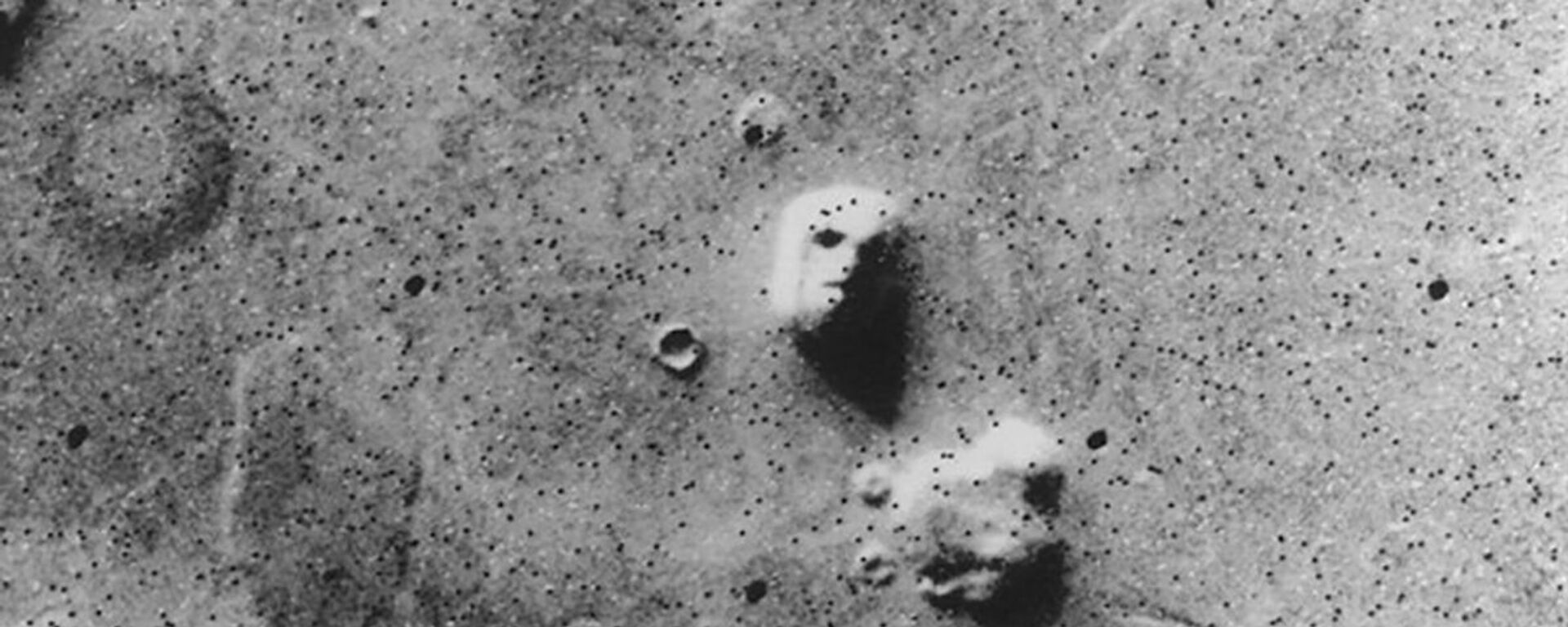 الصورة الشهيرة الوجه (The Face) - التقطتها المركبة الفضائية فايكينغ 1، وهي كانت أول مركبة فضائية أرسلت إلى المريخ كجزء من برنامج فايكينغ لوكالة الفضاء الأمريكية ناسا في 25 يوليو/ تموز 1976 - سبوتنيك عربي, 1920, 26.06.2022