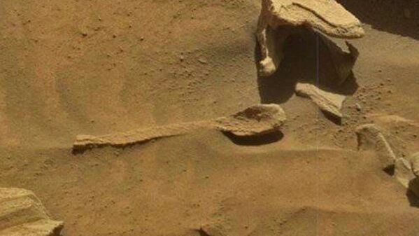 صورة ملعقة لمجسم على سطح على كوكب المريخ التقطتها المركبة المتجولة على المريخ كيوريوسيتي روفر‏، 2015 - سبوتنيك عربي