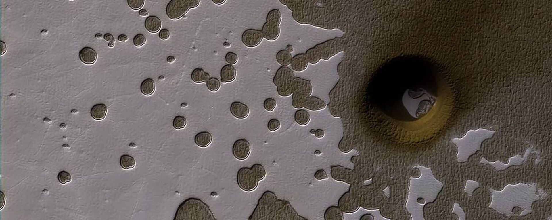 المركبة المدارية لاستكشاف المريخ مارس ريكونيسانس أوربيتر (Mars Reconnaissance Orbiter) التابعة لوكالة ناسا، التقطت صورة لمنطقة تشبه سطح الجبن السويسرية (Swiss cheese terrain) عام 2017 - سبوتنيك عربي, 1920, 21.04.2022