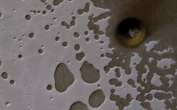 المركبة المدارية لاستكشاف المريخ مارس ريكونيسانس أوربيتر (Mars Reconnaissance Orbiter) التابعة لوكالة ناسا، التقطت صورة لمنطقة تشبه سطح الجبن السويسرية (Swiss cheese terrain) عام 2017 - سبوتنيك عربي