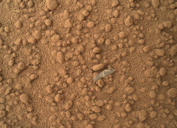 التقطت عدسة Mars Hand Lens Imager لمركبة الفضائية كيوريوسيتي روفر (Mars rover Curiosity) التابعة لوكالة ناسا التقطت صورة لجسم يبدو أنه قطعة من حطام مركبة فضائية، قد تعود لأحداث الهبوط بموقع روك نيست (Rocknest) - سبوتنيك عربي