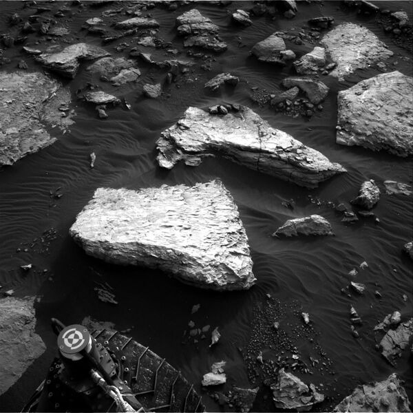 التقطت عدسة المركبة الفضائية كيوريوسيتي روفر (Mars rover Curiosity) التابعة لوكالة ناسا صورة  لأسطح صخرتين على شكل قبلة شخصين - سبوتنيك عربي