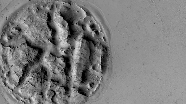 صورة التضاريس الغامضة (enigmatic landform) التطقتها المركبة الفضائية مارس ريكونيسانس أوربيتر المادرية لاستكشاف المربخ (Mars Reconnaissance Orbiter)  - سبوتنيك عربي