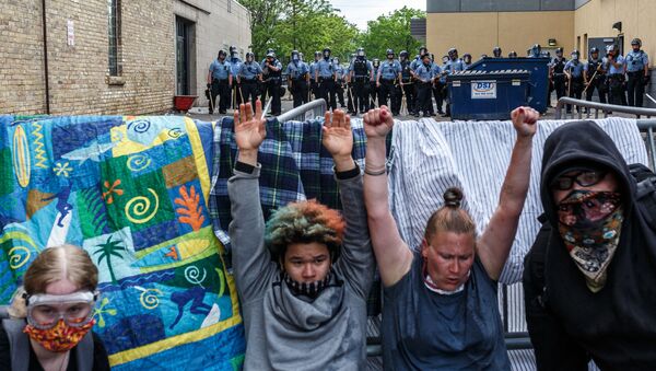 احتجاجات واسعة على مقتل شاب تحت ركبة شرطي أمريكي في مدينة منيابولس، ولاية مينيسوتا، الولايات المتحدة 27 مايو 2020 - سبوتنيك عربي