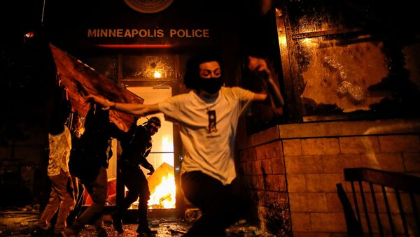 إحراق مركز الشرطة خلال احتجاجات واسعة على مقتل شاب تحت ركبة شرطي أمريكي في مدينة منيابولس، ولاية مينيسوتا، الولايات المتحدة 28 مايو 2020 - سبوتنيك عربي