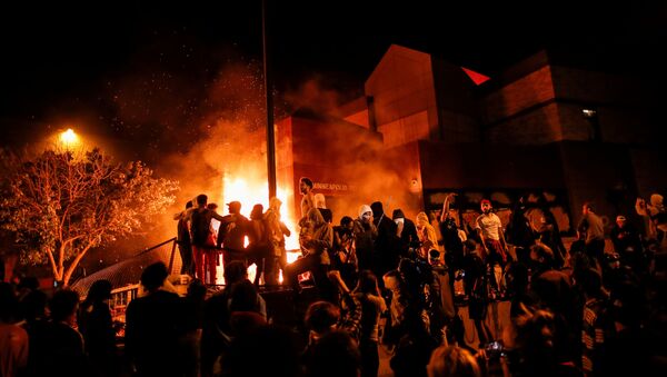إحراق مركز الشرطة خلال احتجاجات واسعة على مقتل شاب تحت ركبة شرطي أمريكي في مدينة منيابولس، ولاية مينيسوتا، الولايات المتحدة 28 مايو 2020 - سبوتنيك عربي