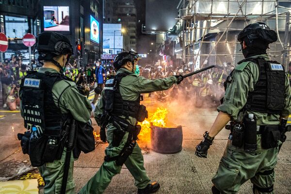 الشرطة المحلية تفرق المشاركين في الاحتجاجات والاشتباكات في هونغ كونغ، الصين 27 مايو/ أيار 2020 - سبوتنيك عربي