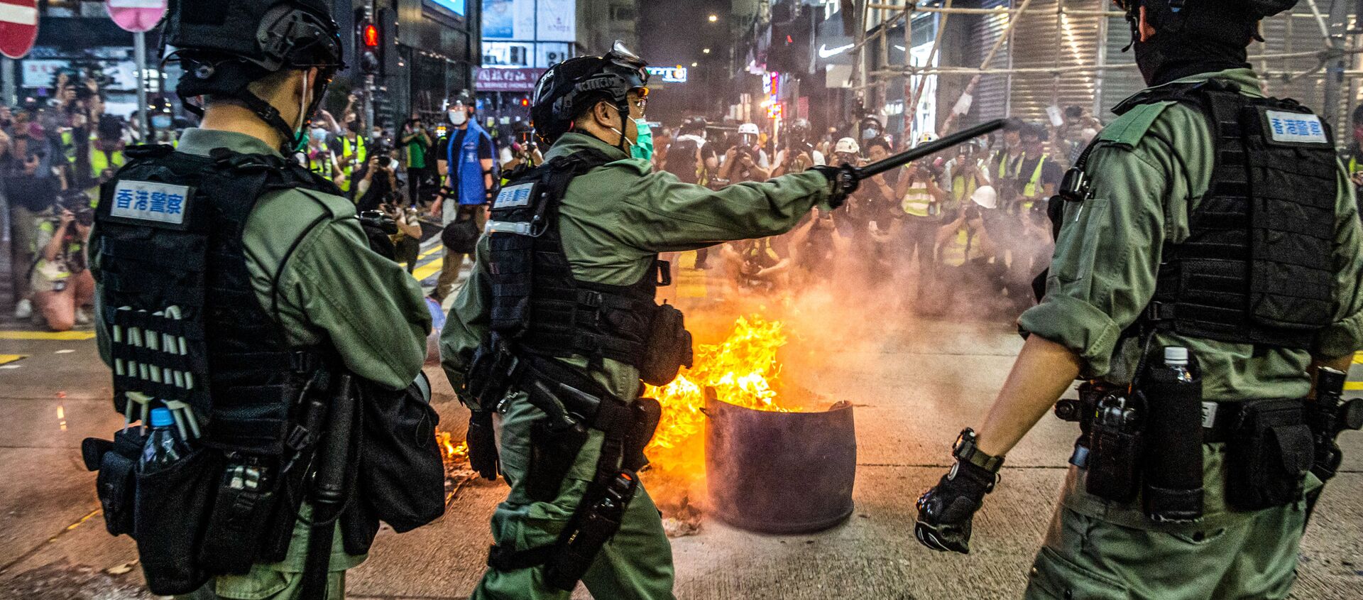 الشرطة المحلية تفرق المشاركين في الاحتجاجات والاشتباكات في هونغ كونغ، الصين 27 مايو/ أيار 2020 - سبوتنيك عربي, 1920, 29.07.2020