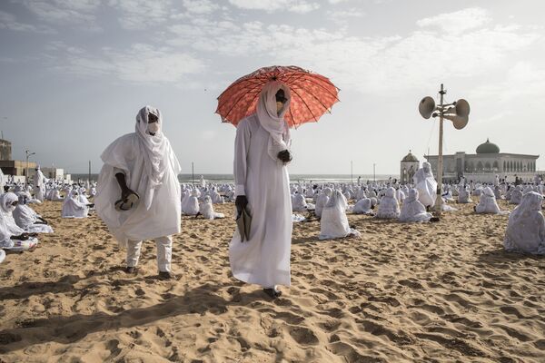 أنصار جماعة لاين يغادرون الشاطئ من أمام مسجد يوف لاين، في إطار فعالية مكرسة لانتهاء شهر رمضان في دكار، السنغال 24 مايو/ أيار 2020 - سبوتنيك عربي