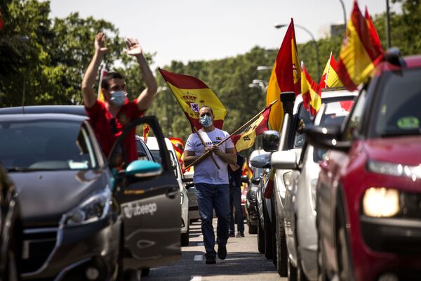 احتجاجات ضد الاجراءات الاحترازية لمكافحة فيروس كورونا في مدريد، إسبانيا 23 مايو/ أيار 2020 - سبوتنيك عربي