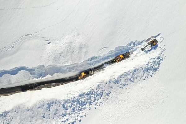 إزالة الثلج عن الطريق الجبلي بيت سيتسدال وسيدال، النرويج 25 مايو/ أيار 2020 - سبوتنيك عربي