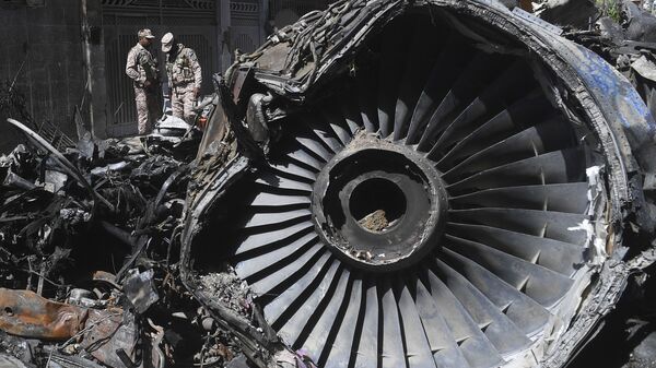 الفريق الأمني يتفقد موقع تحطم طائرة تابعة للخطوط الجوية الباكستانية من طراز إيرباص A - 320 بالقرب من مطار كارتشي، 22 مايو 2020 - سبوتنيك عربي