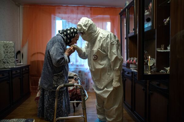 الكاهن يوان كودريافتسيف يزور امرأة مصابة بفيروس كورونا. تم تخصيص مجموعة من الكهنة، بالكنيسة الأرثوذكسية الروسية، لزيارة مرضى كوفيد-19، روسيا 22  مايو/ أيار 2020 - سبوتنيك عربي