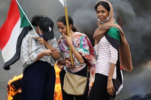 نساء خلال الاحتجاجات في الخرطوم بمناسبة مرور الذكرى الأولى على أحداث السوادن، 23  مايو/ أيار 2020 - سبوتنيك عربي