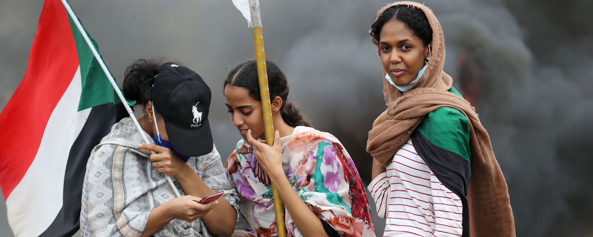 نساء خلال الاحتجاجات في الخرطوم بمناسبة مرور الذكرى الأولى على أحداث السوادن، 23  مايو/ أيار 2020 - سبوتنيك عربي, 1920, 28.04.2021