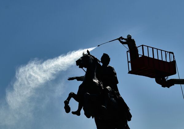 تنظيف تمثال الإمبراطور بطرس الأكبر في مدينة سان بطرسبورغ، روسيا 26  مايو/ أيار 2020 - سبوتنيك عربي