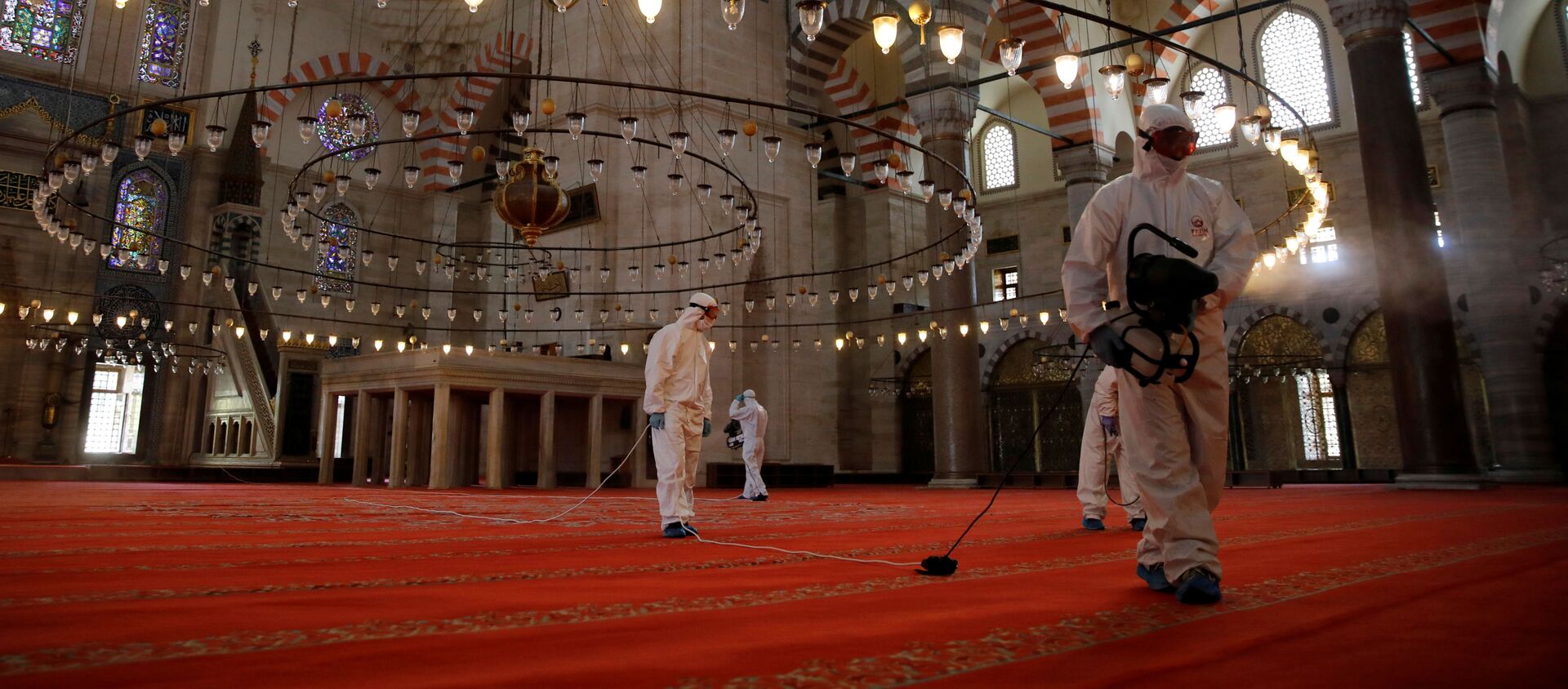  عملية في مسجد السُليمانية في اسطنبول، حيث تبقى المساجد مغلقة أمام المصلين بسبب انتشار كورونا في تركيا 26 مايو 2020 - سبوتنيك عربي, 1920, 06.04.2021