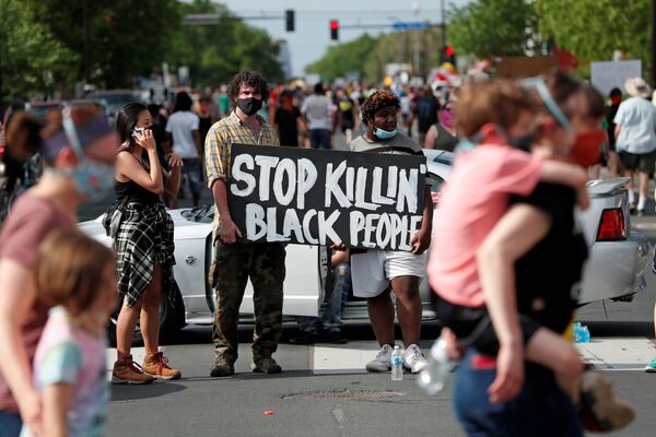 احتجاجات واسعة على مقتل شاب أمريكي (جورج فلويد) تحت ركبة شرطي أمريكي في مدينة منيابولس، ولاية مينيسوتا، الولايات المتحدة 27 مايو 2020 - سبوتنيك عربي