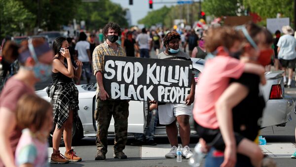احتجاجات واسعة على مقتل شاب أمريكي (جورج فلويد) تحت ركبة شرطي أمريكي في مدينة منيابولس، ولاية مينيسوتا، الولايات المتحدة 27 مايو 2020 - سبوتنيك عربي