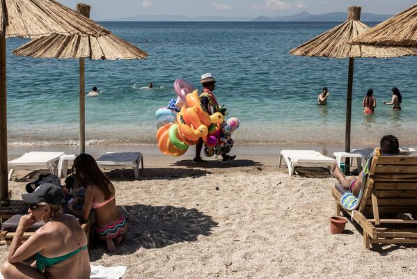 تخفيف قيود الحجر الصحي في اليونان، افتتاح شواطئ أثينا أمام الزوار، 23 مايو 2020 - سبوتنيك عربي