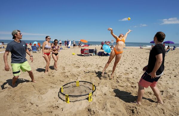 ممارسة كرة الشاطئ في ماريلاند، بعد تخفيف قيود الحجر المنزلي، الولايات المتحدة 23  مايو/ أيار 2020 - سبوتنيك عربي