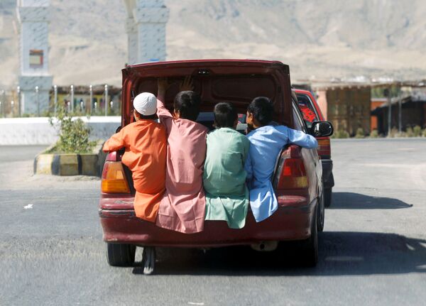 الأولاد الصغار يمرحون في عيد الفطر في لغمان، أفغانستان 24  مايو/ أيار 2020 - سبوتنيك عربي