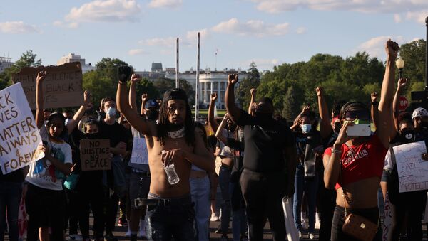 الاحتجاجات أمام البيت الأبيض بسبب وفاة المواطن من أصل أفريقي جورج فلويد بعدما تم توقيفه بطريقة عنيفة على يد الشرطة - سبوتنيك عربي