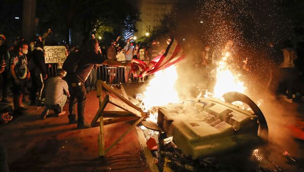 المتظاهرون يشعلون الحرائق بالقرب من البيت الأبيض احتجاجا على مقتل جورج فلويد 1 يونيو/حزيران - سبوتنيك عربي