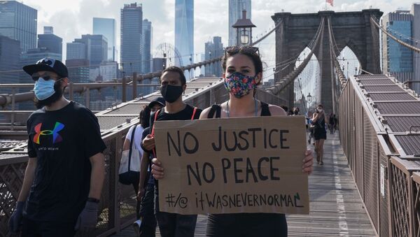 احتجاجات واسعة على مقتل شاب تحت ركبة شرطي أمريكي (جورج فلويد)، في نيويورك، الولايات المتحدة 29 مايو 2020 - سبوتنيك عربي
