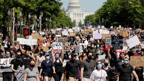 احتجاجات واسعة على مقتل شاب تحت ركبة شرطي أمريكي (جورج فلويد)، في واشنطن، الولايات المتحدة 30 مايو 2020 - سبوتنيك عربي