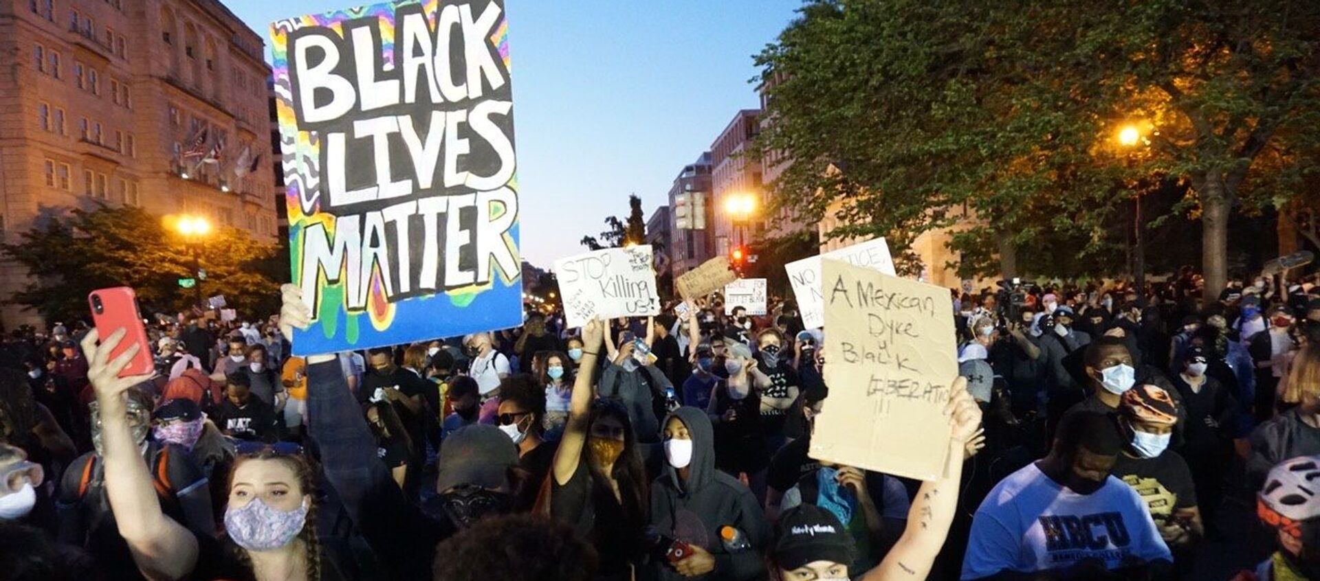 احتجاجات (#BlackLivesMatter) واسعة على مقتل شاب تحت ركبة شرطي أمريكي (جورج فلويد)، واشنطن، الولايات المتحدة  - سبوتنيك عربي, 1920, 02.06.2020