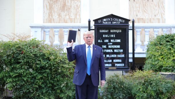 ترامب يحمل الكتاب المقدس خارج أسوار البيت الأبيض أمام كنيسة سانت جون  1 يونيو حزيران - سبوتنيك عربي