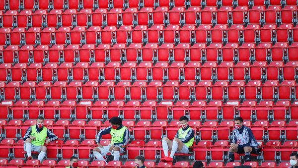 Футболисты на трибунах соблюдают социальную дистанцию во время матча «ФК Юнион Берлин» - «Бавария» в Берлине, Германия - سبوتنيك عربي