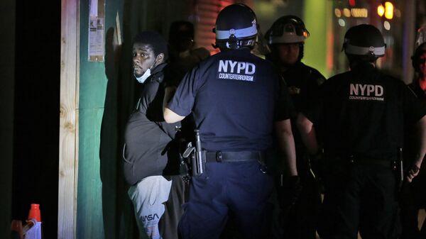 الشرطة الأمريكية تتفقد شوارع المدينة مع بدء حظر التجول في نيويورك، الولايات المتحدة 1 يونيو 2020 - سبوتنيك عربي