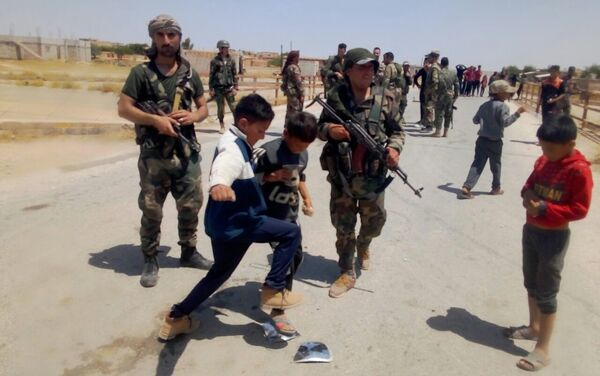  أطفال سوريين يطردون رتلا أمريكيا بريف الحسكة - سبوتنيك عربي