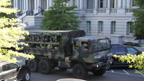 مركبات عسكرية تحمل أفراد من الحرس الوطني الأمريكي تسير بالعاصمة واشنطن بعد احتجاجات وطنية على وفاة جورج فلويد  - سبوتنيك عربي