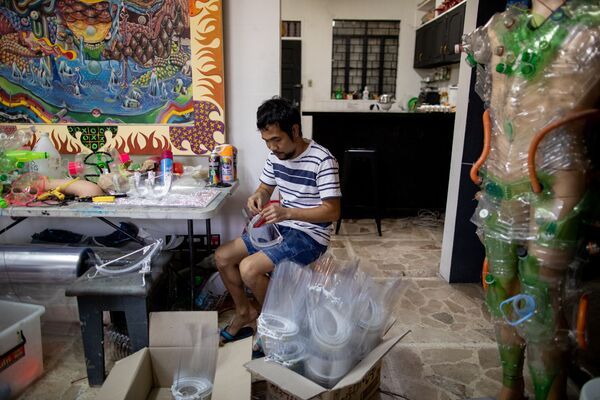 جيريال باستور، مساعد الفنان الفلبيني لييروي نيو (Leeroy New)، في ورشة عمله في مدينة كويزون سيتي، الفلبين 28 مايو/ أيار 2020 - سبوتنيك عربي