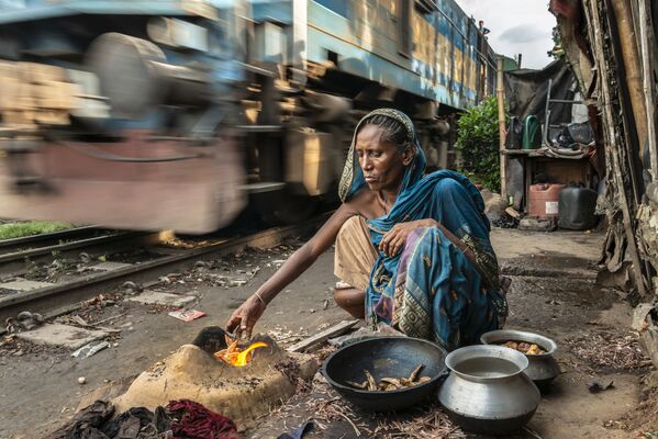 صورة بعنوان امرأة من حديد في بنغلادش، للمصورة كاثرين ماكفي، ضمن القائمة القصيرة من مسابقة التصوير صورة الإنسانية لعام 2020 - سبوتنيك عربي