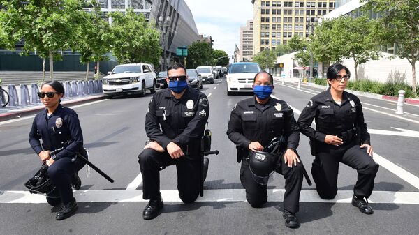 احتجاجات جورج فلويد - عناصر الشرطة الأمريكية يقفون على ركبة واحدة في إطار التضامن مع المتظاهرين في لوس أنجلوس، الولايات المتحدة 2 يونيو 2020 - سبوتنيك عربي