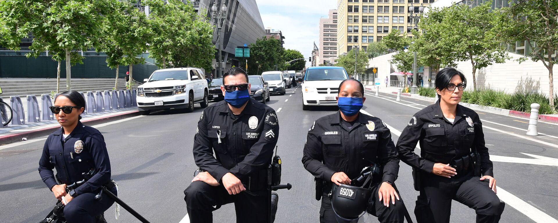 احتجاجات جورج فلويد - عناصر الشرطة الأمريكية يقفون على ركبة واحدة في إطار التضامن مع المتظاهرين في لوس أنجلوس، الولايات المتحدة 2 يونيو 2020 - سبوتنيك عربي, 1920, 05.06.2020