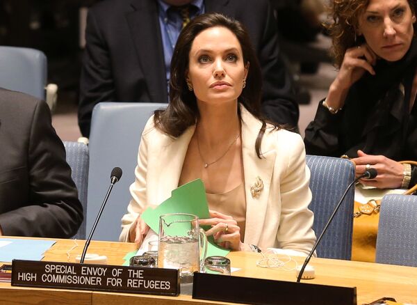 الممثلة أنجولينا جولي، سفيرة النوايا الحسنة إلى الأمم المتحدة، أثناء جلسة الأمن حول الوضع في الشرق الأوسط وسوريا، في نيويورك، الولايات المتحدة 24 أبريل 2015 - سبوتنيك عربي