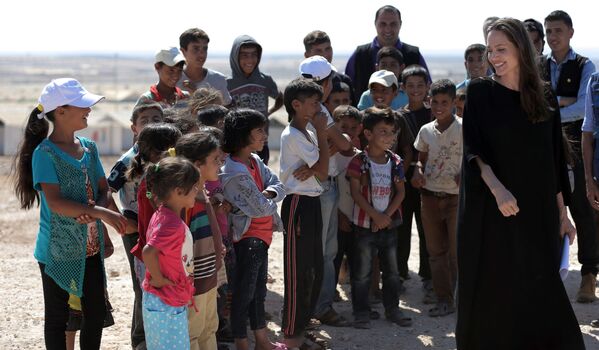 الممثلة أنجولينا جولي، سفيرة النوايا الحسنة إلى الأمم المتحدة، أثناء زيارة إلى مخيم للاجئين السوريين في الأزرق، شمال الأردن 9 سبتمبر 2016 - سبوتنيك عربي