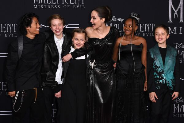الممثلة أنجولينا جولي برفقة أطفالها في حفل العرض الأول لفيلم ماليفسنت 2 في هوليوود، 30 سبتمبر 2019 - سبوتنيك عربي