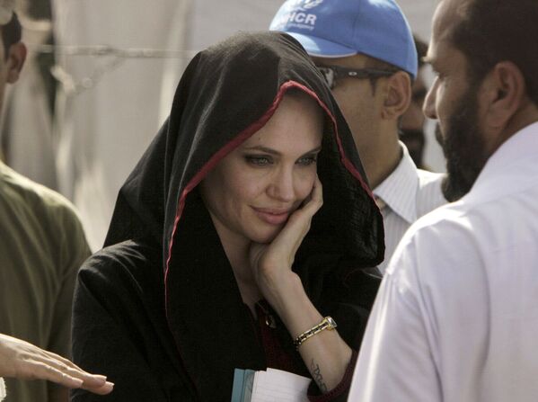 الممثلة أنجولينا جولي، سفيرة النوايا الحسنة إلى الأمم المتحدة، في زيارة للنازحين بسبب الفياضانات في مهيب باندا، باكستان 7 سبتمبر 2010 - سبوتنيك عربي