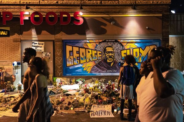 الأمريكيون يضعون الزهور والشموع في موقع مقتل المواطن الأمريكي من أصول أفريقية، جورج فلويد، في مينيابوليس، بولاية مينيسوتا،1 يونيو 2020 - سبوتنيك عربي