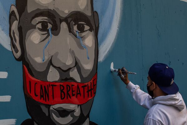 فنان سيلوس يرسم جدارية المواطن الأمريكي من أصول أفريقية، جورج فلويد،  كتب عليها (أنا لا أستطيع التنفس) في لوس أنجلوس، 30 مايو 2020 - سبوتنيك عربي