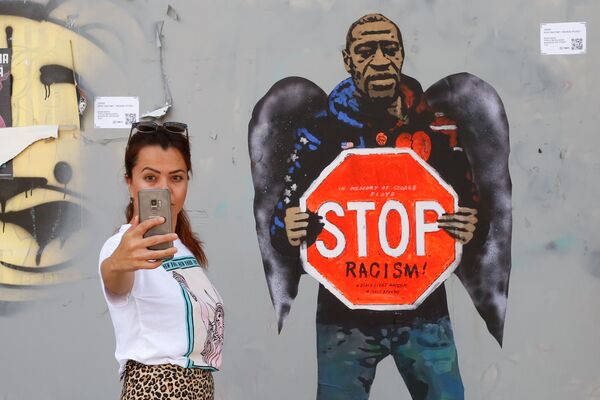 جدارية  فنان الشوارع الإيطالي سالفاتوري بينينتندي، للمواطن الأمريكي من أصول أفريقية، جورج فلويد، في برشلونة، إسبانيا 31 مايو 2020 - سبوتنيك عربي